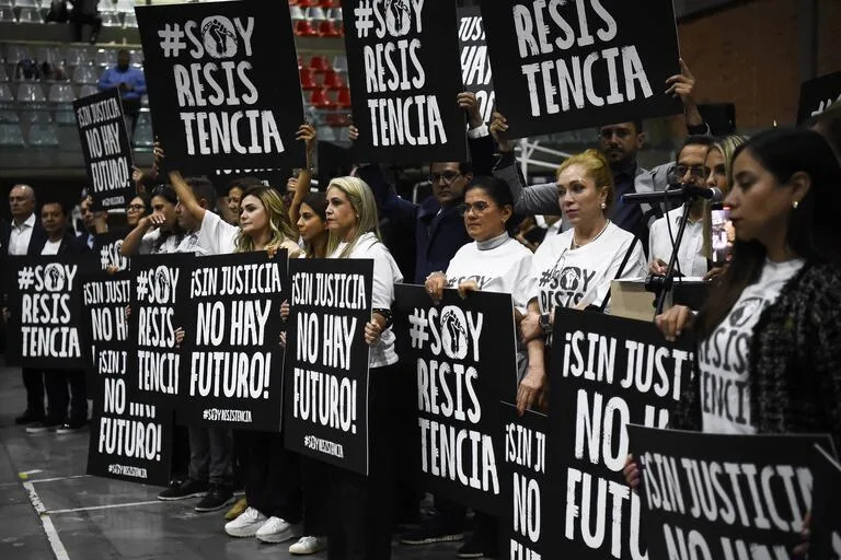 Manifestantes izan pancartas contra la ley de reforma judicial durante una sesión en una sede alternativa del Congreso mexicano en la Sala de Armas de Ciudad de México, el 3 de septiembre de 2024. 