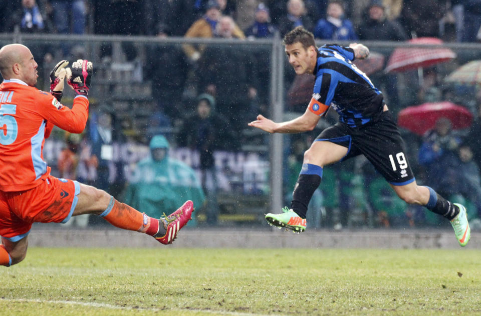 Atalanta's German Denis, right, of Argentina, scores his second goal during a Serie A soccer match against Napoli in Bergamo, Italy, Sunday, Feb. 2, 2014. (AP Photo/Felice Calabro')