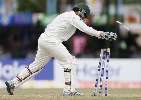 Pakistan's wicketkeeper Sarfraz Ahmed runs out Sri Lanka's Kaushal Silva (not pictured) during the second day of their second test cricket match against Pakistan in Colombo June 26, 2015. REUTERS/Dinuka Liyanawatte