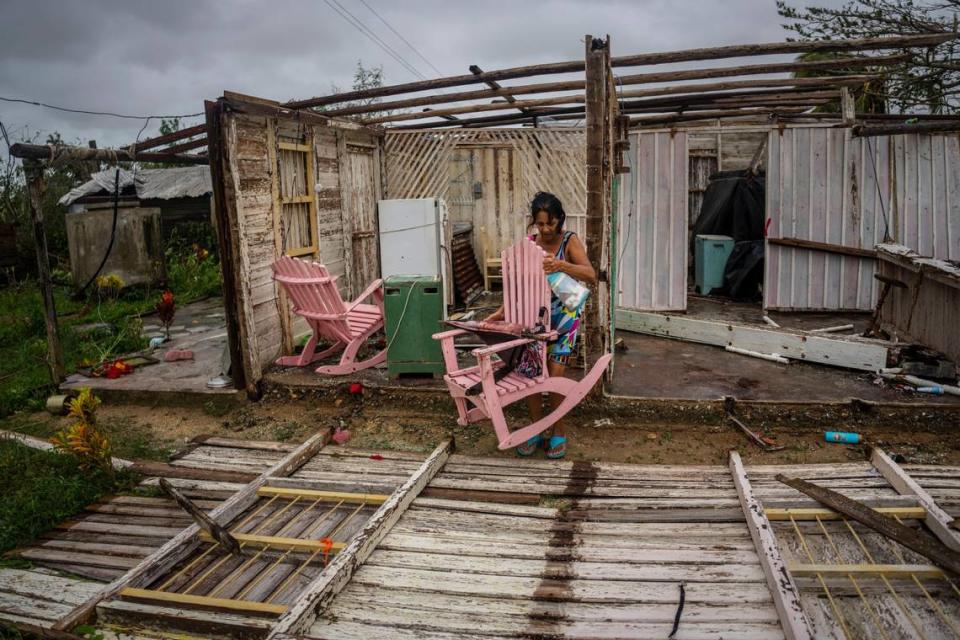 María Llonch recupera las pertenencias de su casa dañada por el huracán Ian en Pinar del Río, Cuba, el martes 27 de septiembre de 2022.