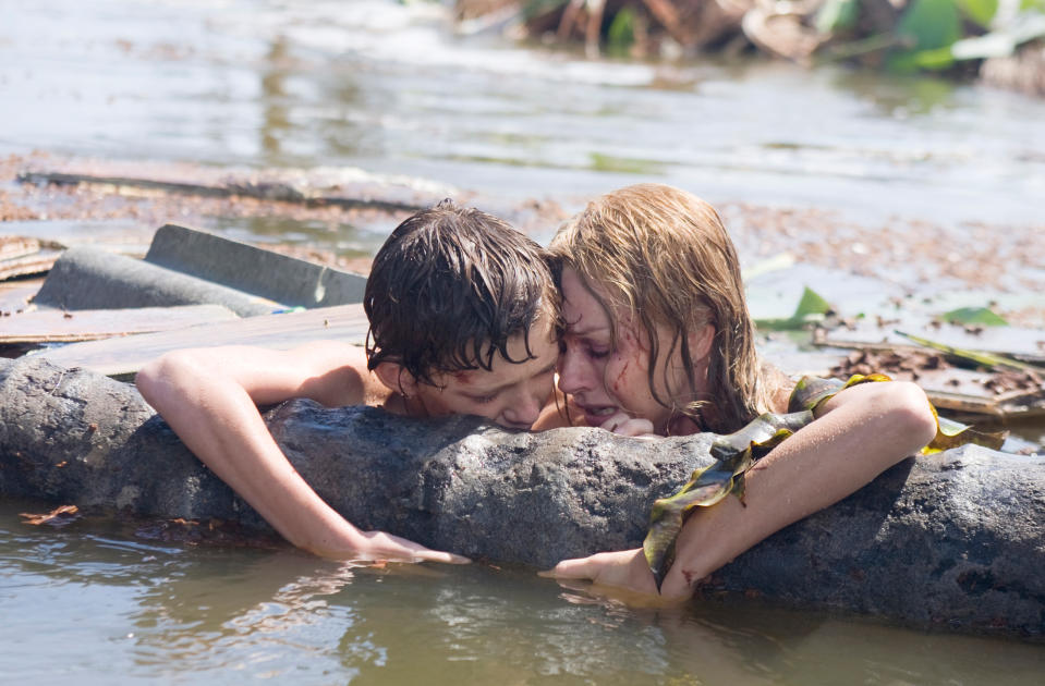 Tom Holland, Naomi Watts in "The Impossible"