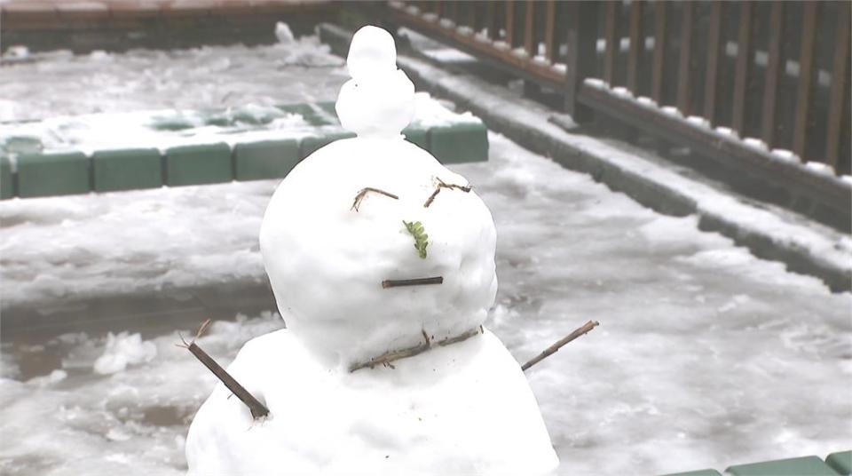 陽明山下雪了！　遊客興奮打雪仗　手指凍僵難找錢