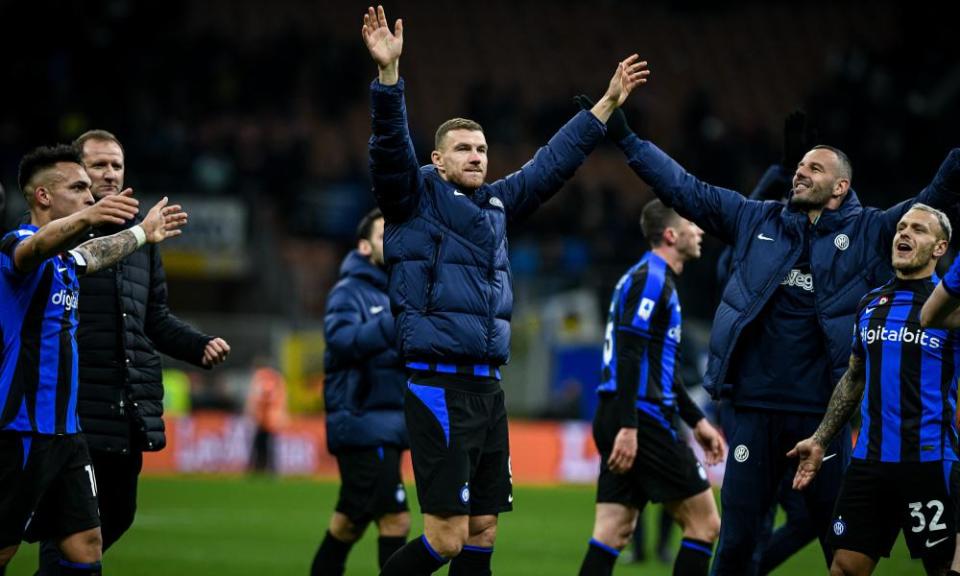 Edin Dzeko leads Inter’s celebrations at full time