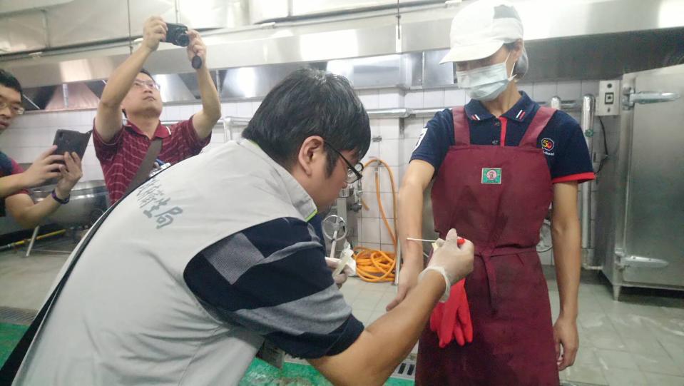 台南市新市國中昨天驚傳疑似集體食物中毒，236名師生出現腸胃不適， 台南市政府衛生局23日立刻採樣送檢，釐清原因。（中央社/台南市衛生局提供）