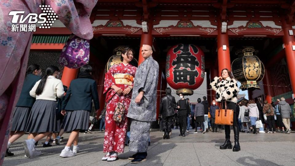 日本希望，最快能在春天開放開放室內免戴口罩。（圖／達志影像美聯社）