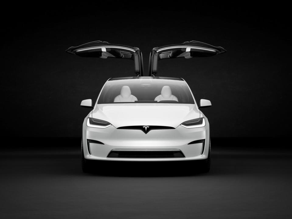 Tesla Model X掛牌達到856輛，已經成為五米大尺碼LSUV級距的國內新科冠軍，亦讓特斯拉首度躋身車市五大（Top 5）之列！