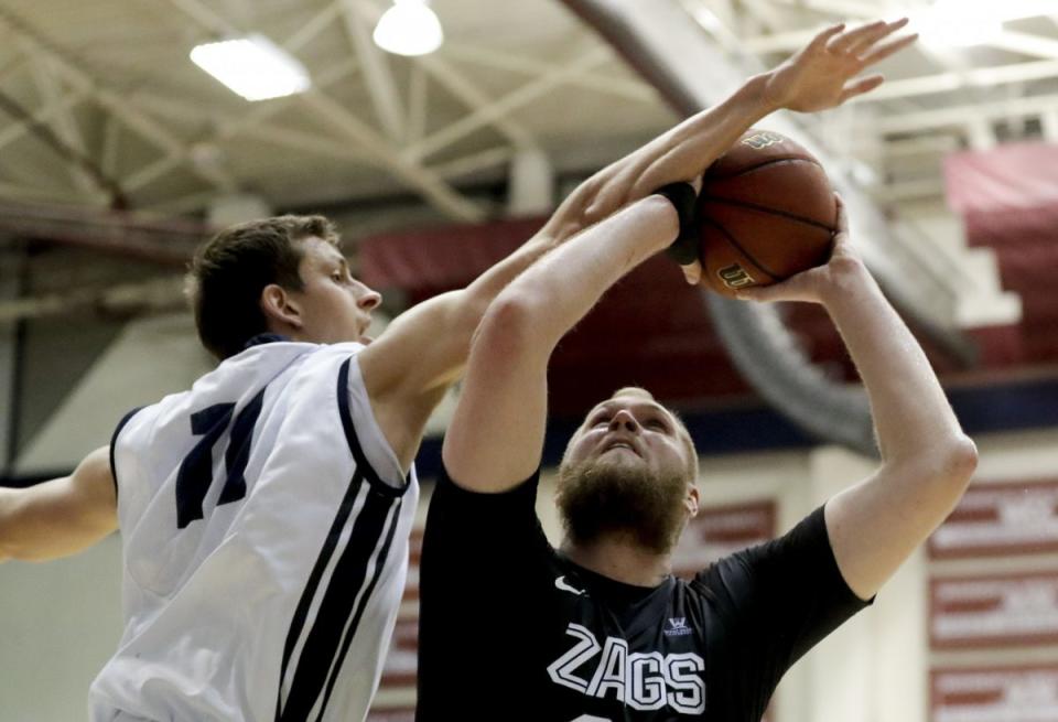 Przemek Karnowski led undefeated Gonzaga to a win in its toughest conference game this season. (AP)