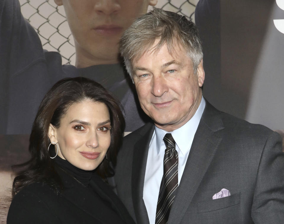 ARCHIVO – En esta fotografía de archivo del 20 de febrero de 2020 Hilaria Baldwin, izquierda, y Alec Baldwin en el estreno de 