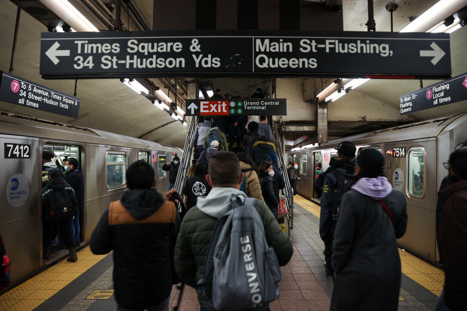НЬЮ-ЙОРК, Нью-Йорк – 11 МАРТА: Людей можно увидеть в час пик на платформе метро как повседневную жизнь в Нью-Йорке, США, 11 марта 2022 года. (Фото Тайфуна Коскуна/агентства Anadolu через Getty Images)