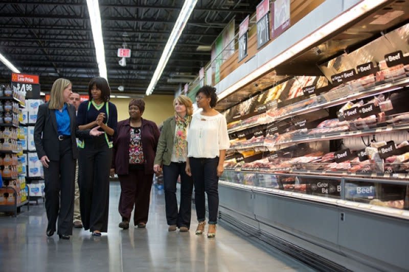 蜜雪兒與美國連鎖超市沃爾瑪的副總和民眾一同逛超市，同時教導民眾如何選購健康食物，並建議超市提供更多價格合理的健康食物。（取自白宮）