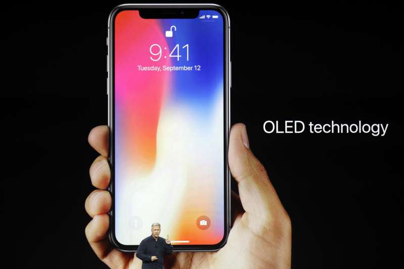 2017年9月12日，蘋果推出新款iPhone X，採用OLED螢幕（AP）