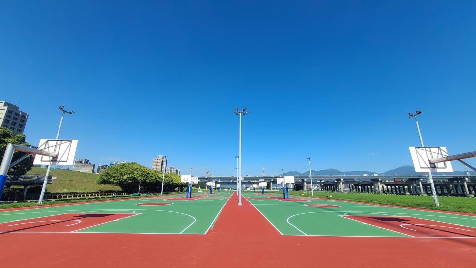 三重龍門路堤防籃球場一直是市民熱愛的運動場地。   圖：新北市高灘處提供