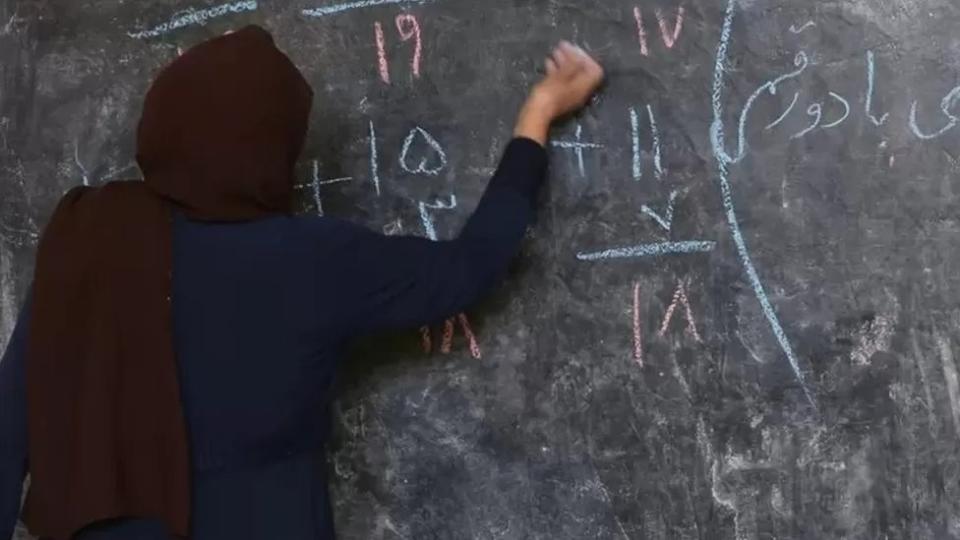 Esta imagen de archivo muestra a una maestra en Afganistán, donde mujeres y niñas fueron excluidas de la escuela secundaria.