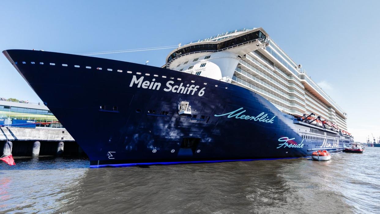 «Mein Schiff 6» hier festgemacht im Hamburger Hafen. Auf dem Kreuzfahrtschiff der Reederei Tui Cruises sind mehrere Besatzungsmitglieder positiv auf das Coronavirus getestet worden.