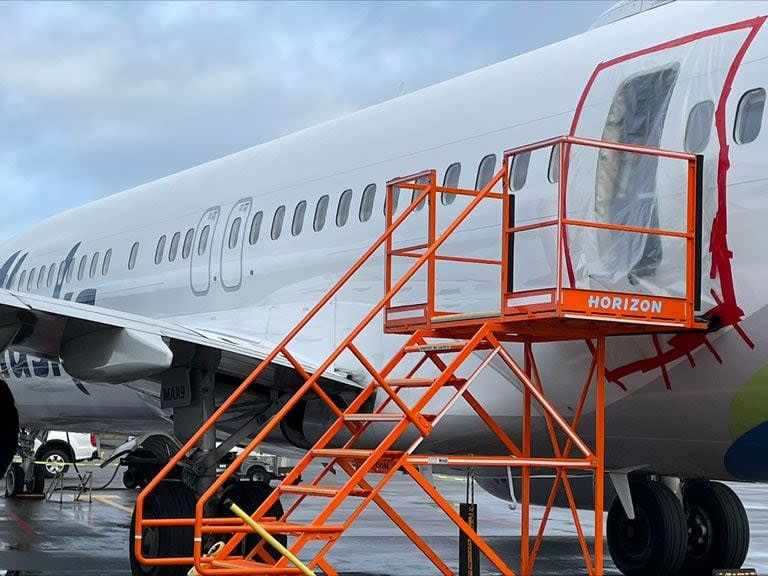 Esta imagen proporcionada por la NTSB el 8 de enero de 2024 muestra la investigación relacionada con el vuelo 1282 de Alaska Airlines en un Boeing 737-9 Max en Portland, Oregón. 