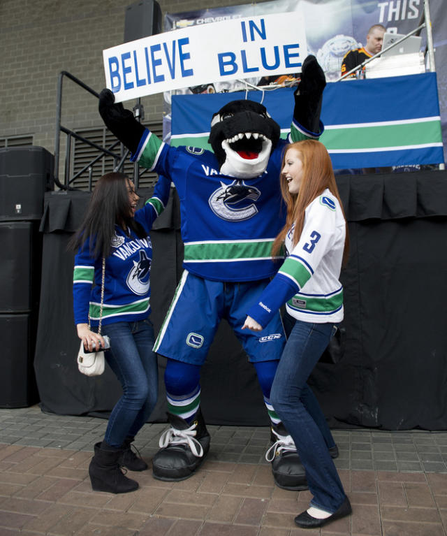 Vancouver Canucks mascot fin dressed in a St. Patrick's Day