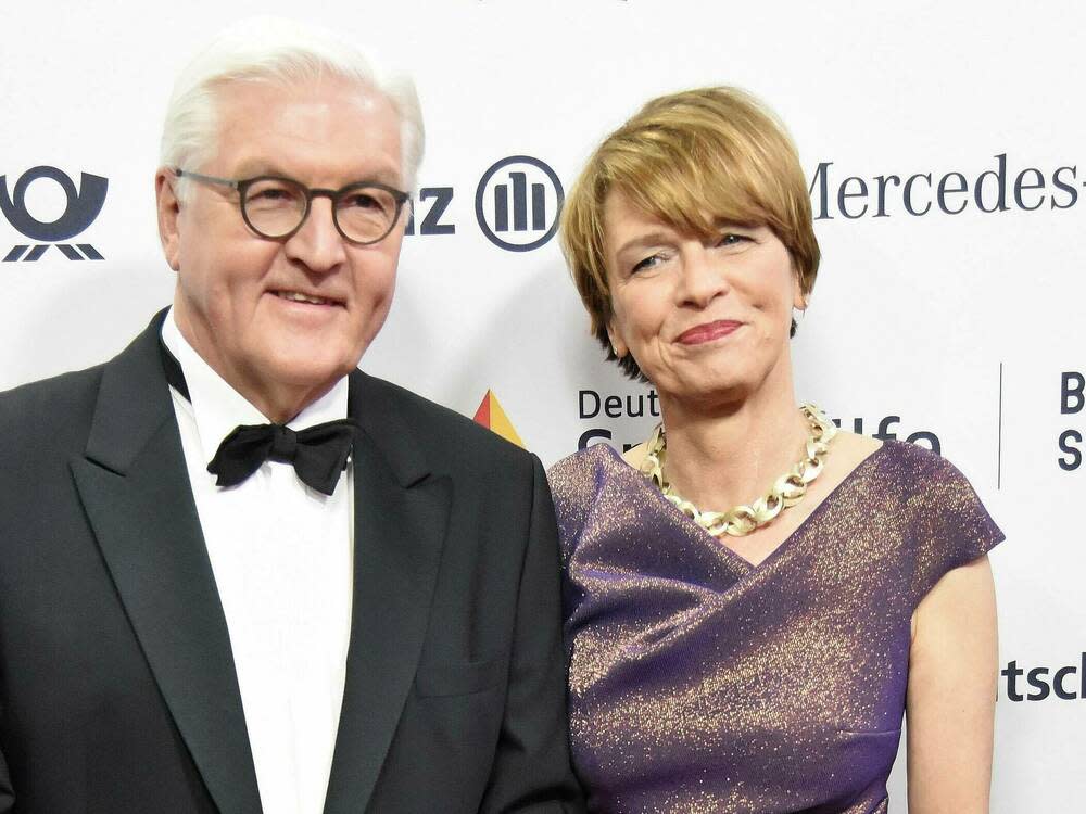 Bundespräsident Frank-Walter Steinmeier mit Ehefrau Elke Büdenbender bei einem Auftritt in Wiesbaden (Bild: imago images/Hartenfelser)