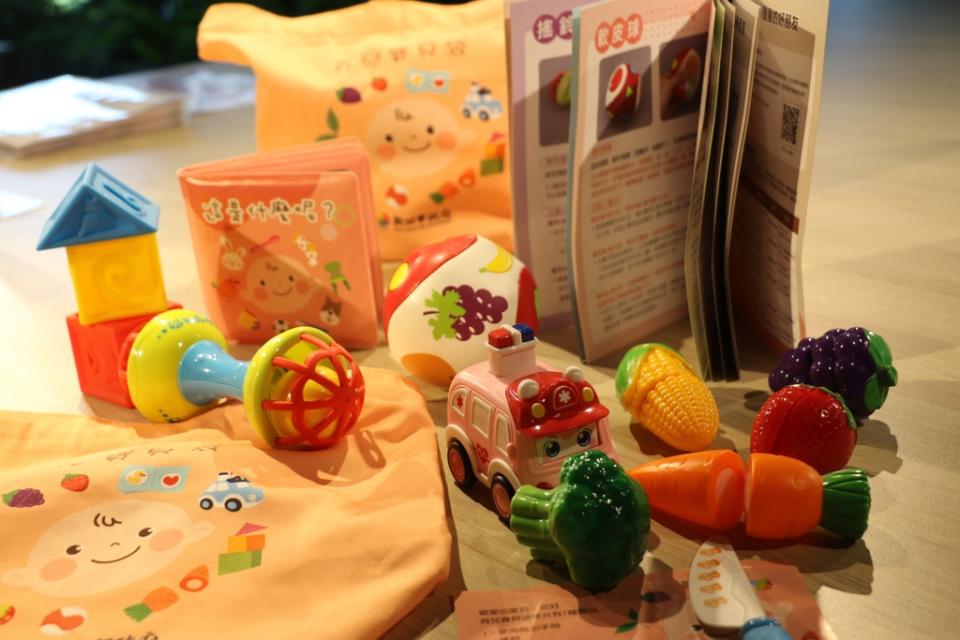 《圖說》新北市育兒寶貝袋3.0裡的教玩具和使用指引。〈社會局提供〉