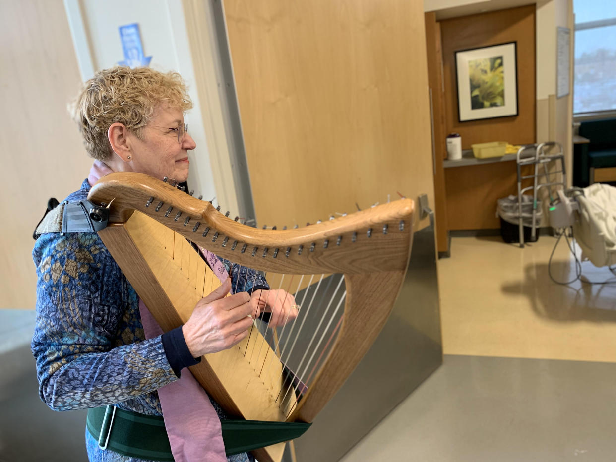 Edie Elkan toca el arpa como parte del programa de musicoterapia del hospital Robert Wood Johnson de Nueva Jersey. (Edie Elkan vía The New York Times)