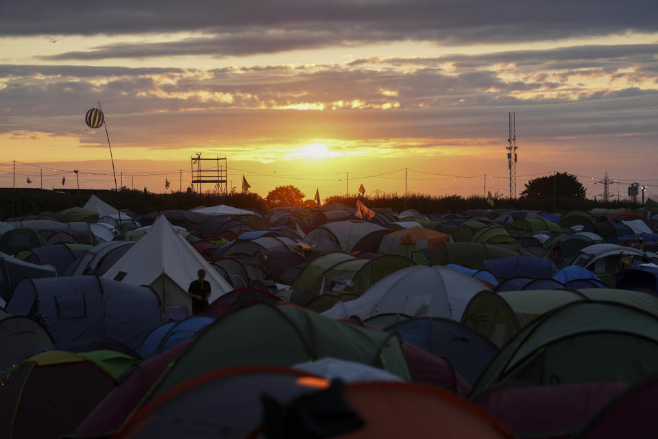 El sol se pone en el segundo día del Festival de Glastonbury en Worthy Farm, Somerset, Inglaterra, el sábado 29 de junio de 2024. (Scott A Garfitt/Invision/AP)