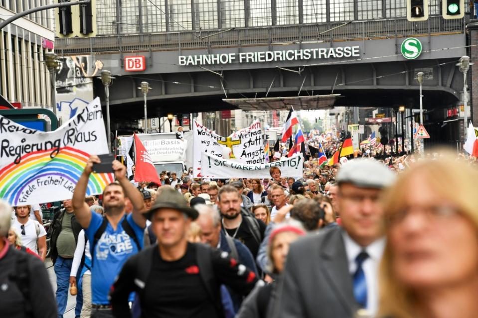 Teilnehmer sammeln sich in der Friedrichstraße zu einer Demonstration gegen die Corona-Maßnahmen.<span class="copyright">Paul Zinken / dpa</span>