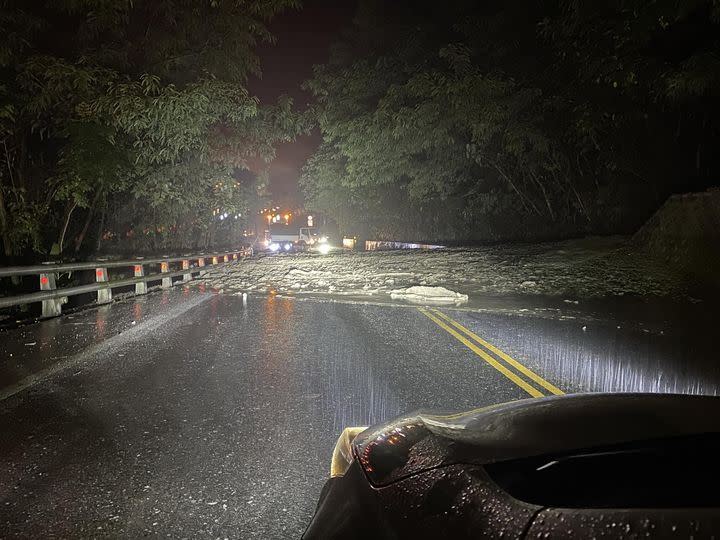 土石泥流阻路，工務段冒雨搶通。（圖／公路局提供）