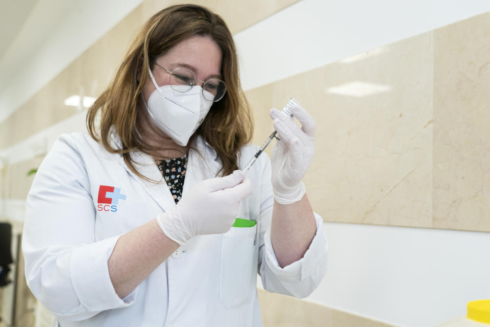 A nurse prepares an AstraZeneca vaccine in a Santander health center, after the return of the vaccine in Spain. Photo: Joaquin Gomez Sastre/NurPhoto via Getty Images