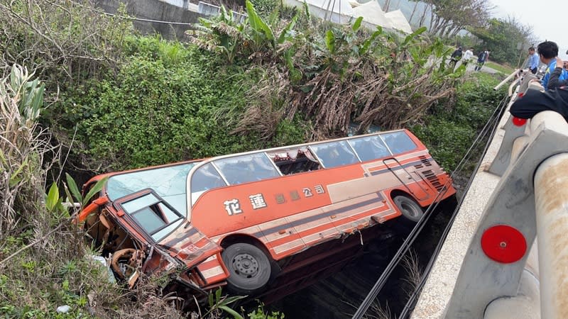 花蓮客運昨天在台11線與小客車發生對撞，客運直接撞破護欄並摔落橋下，造成1死5傷。（中央社/民眾提供）