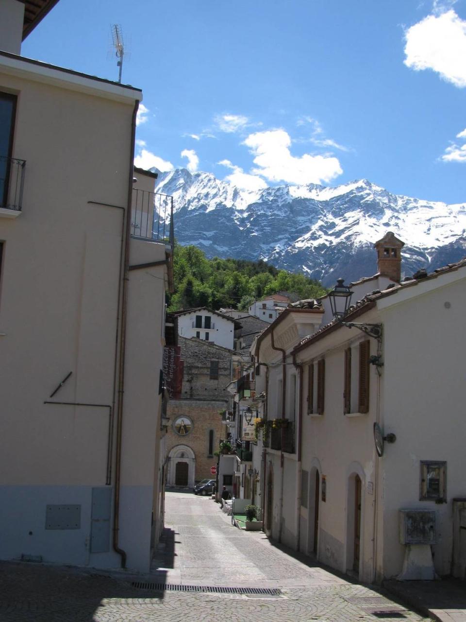 Estrechas calles, con históricas viviendas y elevadas montañas, cubiertas de nieve son típicas de esta región del centro de Italia.