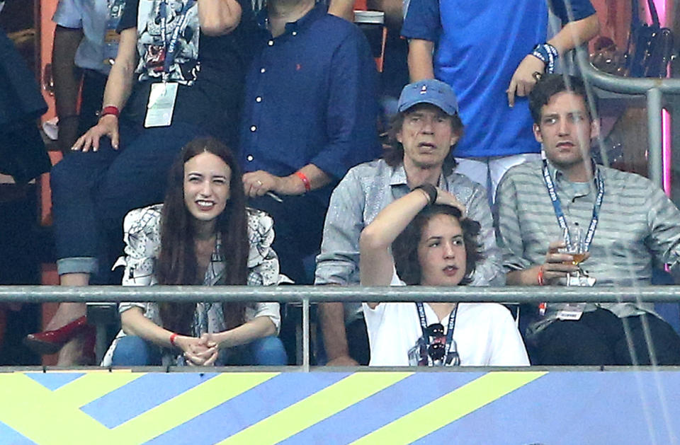 Mick Jagger con su hijo Lucas Jagger (abajo a la derecha), su hija Lizzie Jagger (izquierda) y su hijo James Jagger (derecha) asisten a la final de la UEFA Euro 2016 entre Portugal y Francia (Getty Images)