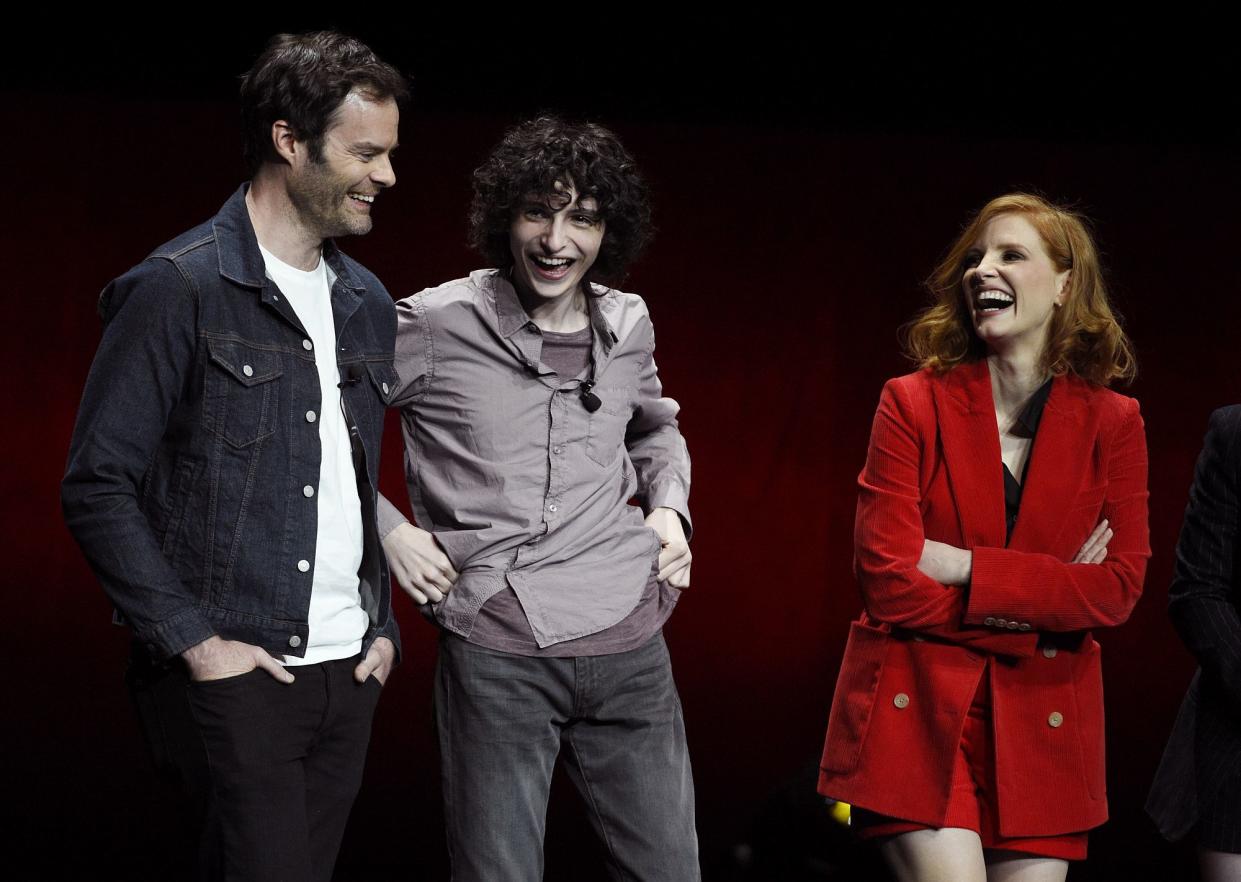 Bill Hader (links), Finn Wolfhard und Jessica Chastain stellen bei der CinemaCon in Las Vegas “Es – Teil 2” vor. (Bild: Chris Pizzello/Invision/AP)