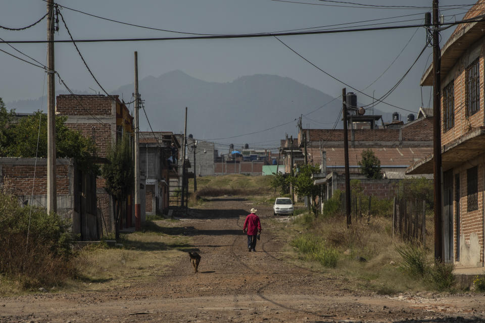 María Alejandre con familiares en su casa en Áporo, México, el 15 de abril de 2020. (Alejandro Cegarra/The New York Times)