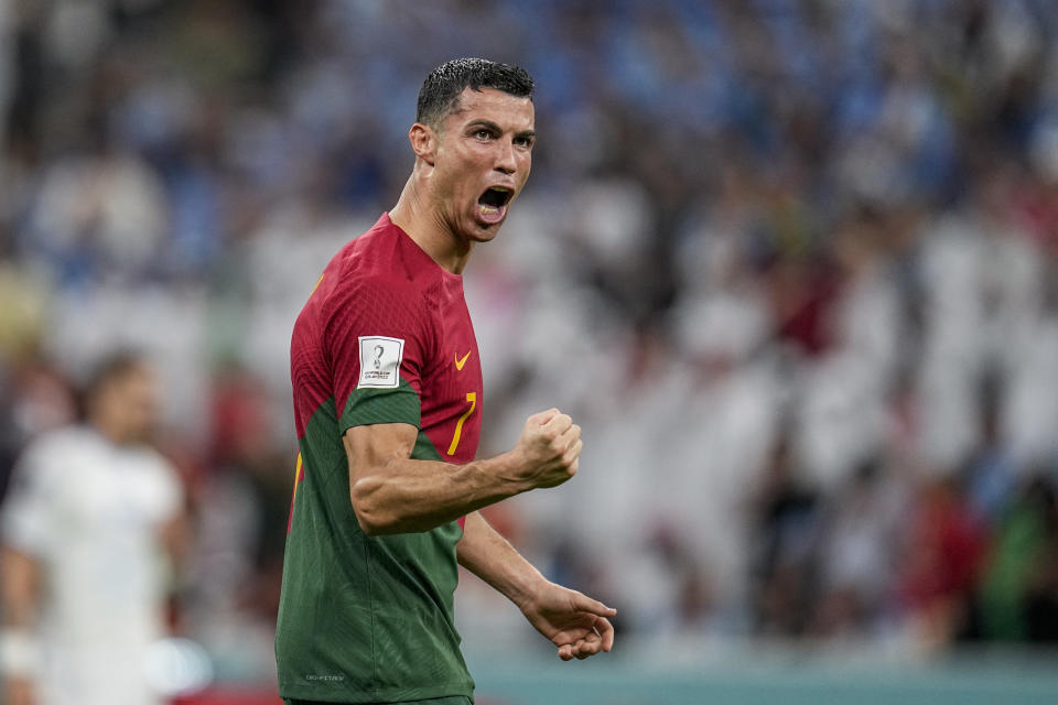 Cristiano Ronaldo celebra el primer gol de Portugal en la victoria 2-0 ante Uruguay en el partido por el Grupo H del Mundial, el lunes 28 de noviembre de 2022, en Lusail, Qatar. (AP Foto/Abbie Parr)