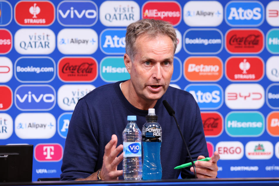 丹麥主帥Kasper Hjulmand在賽後記者會上痛批「這場比賽的勝負是由兩次VAR決定的」(Photo by Matt McNulty - UEFA/UEFA via Getty Images)