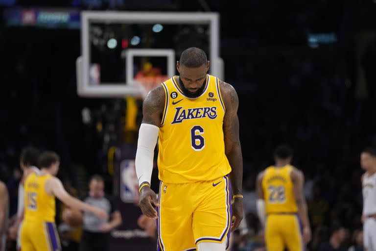 La frustración de LeBron James, en mayo pasado, tras la caída de los Lakers ante Denver, en los playoffs de la NBA, que puso en duda el futuro de la estrella estadounidense 