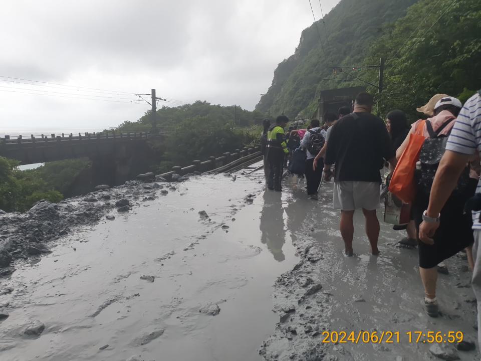 <strong>旅客們越過水窪、泥濘地。（圖／翻攝自賴先生臉書）</strong>