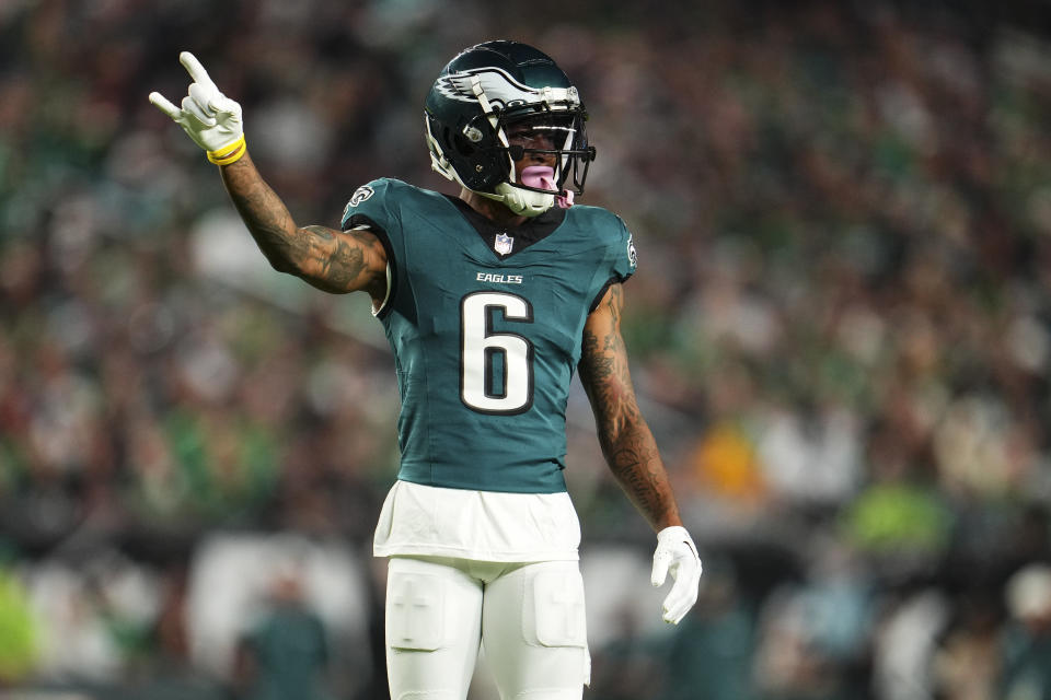 PHILADELPHIA, PA - 16 SEPTEMBER: DeVonta Smith #6 dari Philadelphia Eagles berbaris sebelum jepretan selama pertandingan sepak bola NFL melawan Atlanta Falcons di Lincoln Financial Field pada 16 September 2024 di Philadelphia, Pennsylvania. (Foto oleh Cooper Neill/Getty Images)