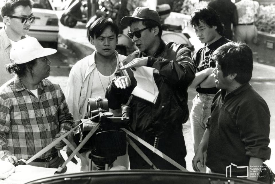 導演楊德昌（中）在《獨立時代》拍攝現場，當時的副導演陳以文（右四）也參與演出。（國家影視聽中心提供）