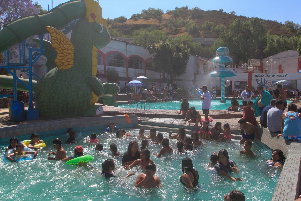 CIUDAD DE MÉXICO, 01ABRIL2021.- Decenas de capitalinos acudieron a nadar y a disfrutar las vacaciones de Semana Santa en el Balneario El Elba, ubicado en Calzada Ignacio Zaragoza, alcaldí­a Iztapalapa. Al día siguiente, el lugar fue clausurado.
FOTO: GRACIELA LÓPEZ /CUARTOSCURO.COM