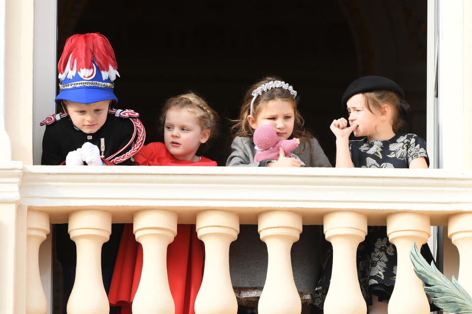 India Casiraghi se unió a Jacques, Gabriella y Kaia-Rose, y los cuatro hicieron suyo el balcón sin ninguno de los adultos de la familia real, dejando esta dulce estampa. (Foto: Pascal Le Segretain / Getty Images)