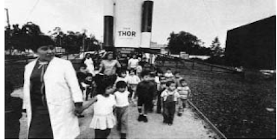 Un público de chiquitines visita el cohete Thor-Agena en la Exposición sobre el Espacio Exterior de la Olimpiada Cultural, México, 1968.