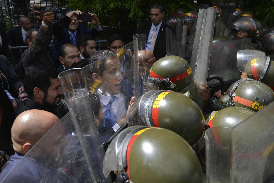 La Guardia Nacional le impide el paso al opositor Juan Guaidó, presidente de la Asamblea Nacional, para que no ingrese a ese complejo legislativo, en Caracas, Venezuela, el domingo 5 de enero de 2020. (AP Foto / Matías Delacroix)