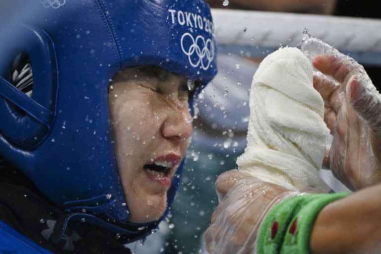 Tursunoy Rakhimova de Uzbekistan durante el combate ante Buse Naz Cakiroglu de Turquía