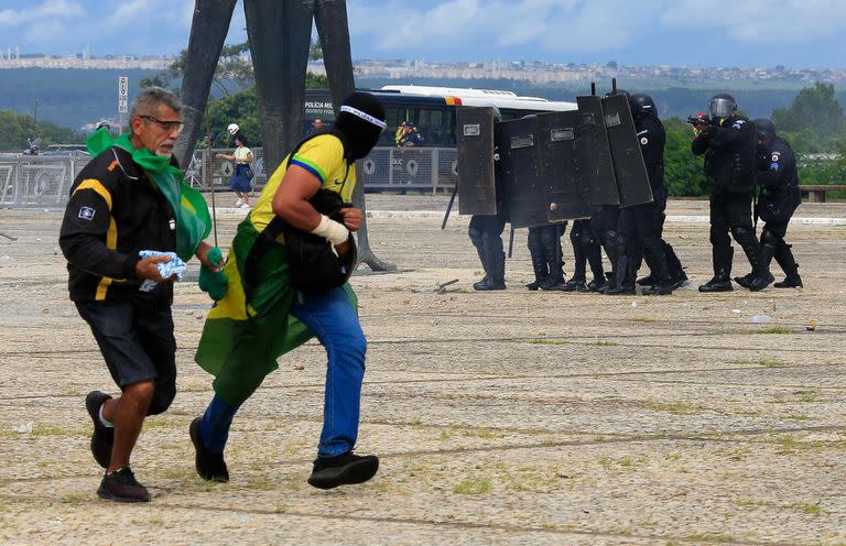 Partidarios del expresidente brasileño Jair Bolsonaro chocan con las fuerzas de seguridad durante una invasión al Palacio Presidencial de Planalto en Brasilia