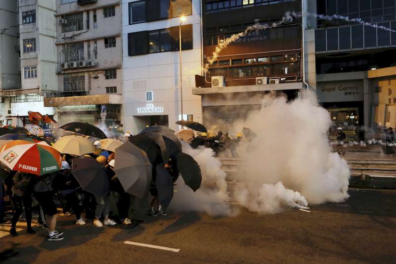 2019年7月28日，香港反送中，公民團體發起「全城追究上環開槍大遊行」，警方以催淚瓦斯彈清場（AP）