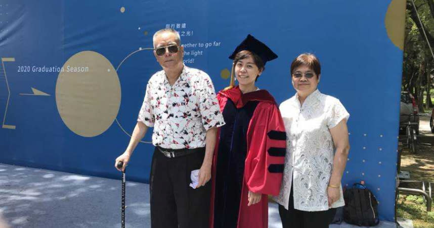 台語金曲歌后江惠儀（中）從交大博士班畢業，父母親出席典禮一同分享她穿上博士袍的榮耀。（圖／江惠儀提供）