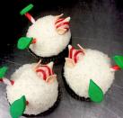 <p>Elfs enterrados en nieve, con sombreritos de Kisses.<br><br>(Foto: nadiacakescupcakes) </p>