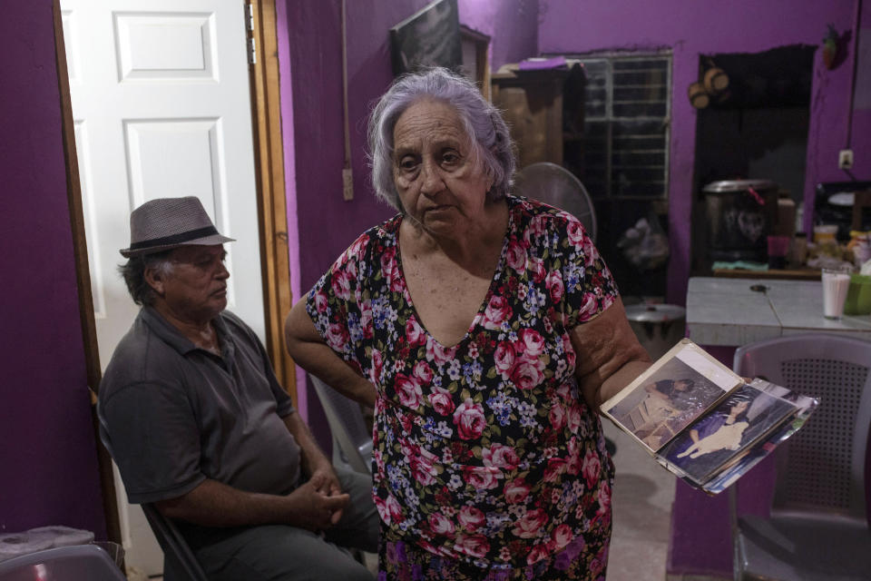 Aurora Falconi muestra fotos antiguas de su hija asesinada, la periodista Yessenia Mollinedo Falconi, durante el velatorio de su hija en Minatitlán, estado de Veracruz, México, el martes 10 de mayo de 2022. (AP Foto/Félix Márquez)