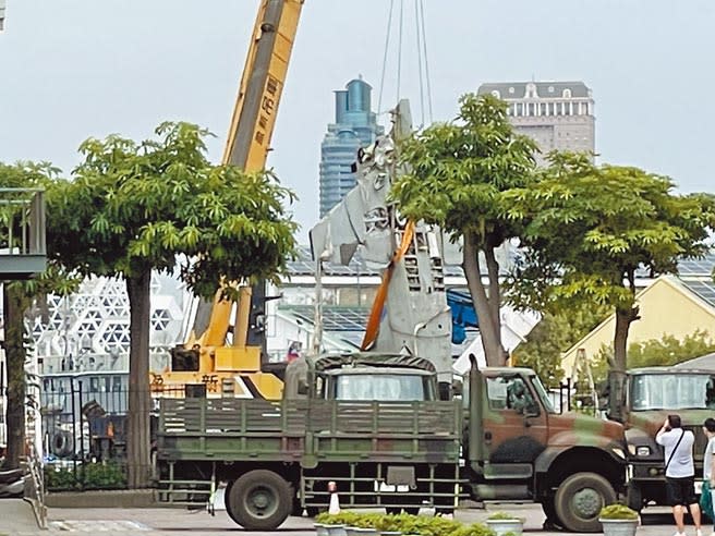 F-5E失事戰機1日由寶拉麗絲號搭載運回高雄港，並將飛機停放在高科大旗津校地港口，拆卸失事戰機殘骸。（洪浩軒攝）