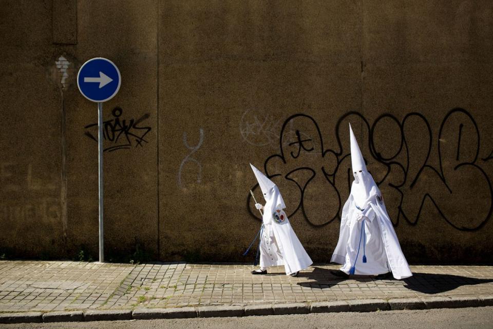 <p>Vermummte Büßer ziehen am Palmsonntag durch die spanische Stadt Sevilla. (Bild: Jesus Moron/Reuters) </p>